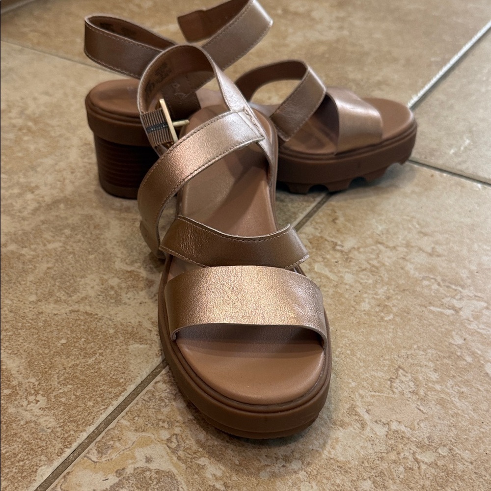 Sorel Metallic Blush Gold Platform Sandals sz 8 orig $65